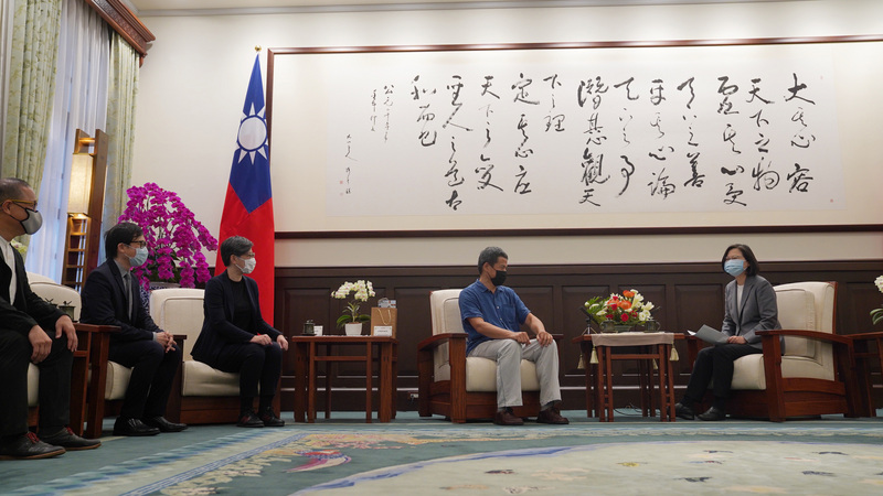 總統蔡英文（右）29日在總統府接見第16屆中華民國傑出建築師獎得獎者，肯定他們對台灣建築的貢獻。(圖:中央社)