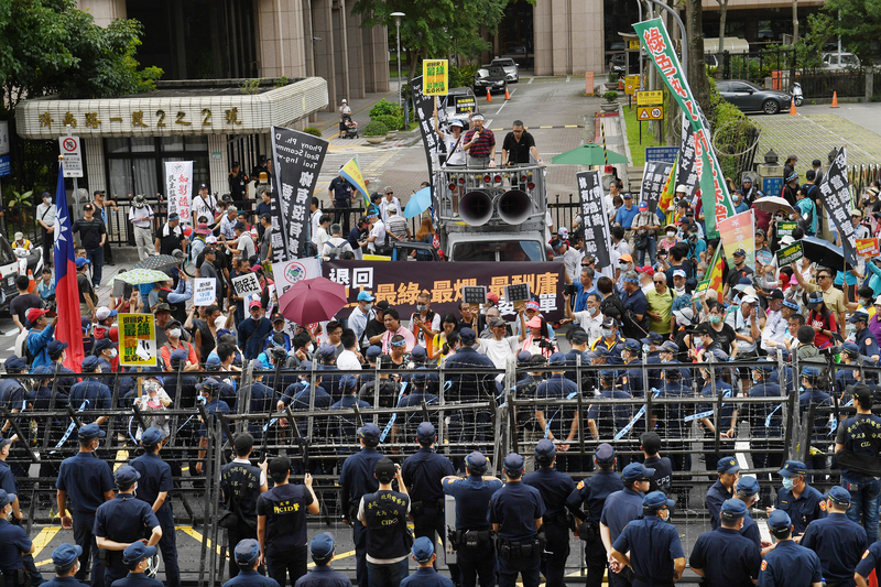 國民黨立委因不滿監委提名人事，28日突襲占領立法院議場表達抗議，29日上百名國民黨的支持者聚集在立法院外，高舉布條和旗幟聲援。(圖:中央社)