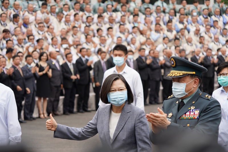 總統蔡英文（前左）29日在忠愛營區出席後備指揮部支援口罩增產有功人員表揚典禮，向口罩增產有功人員比讚致意。(圖：中央社)