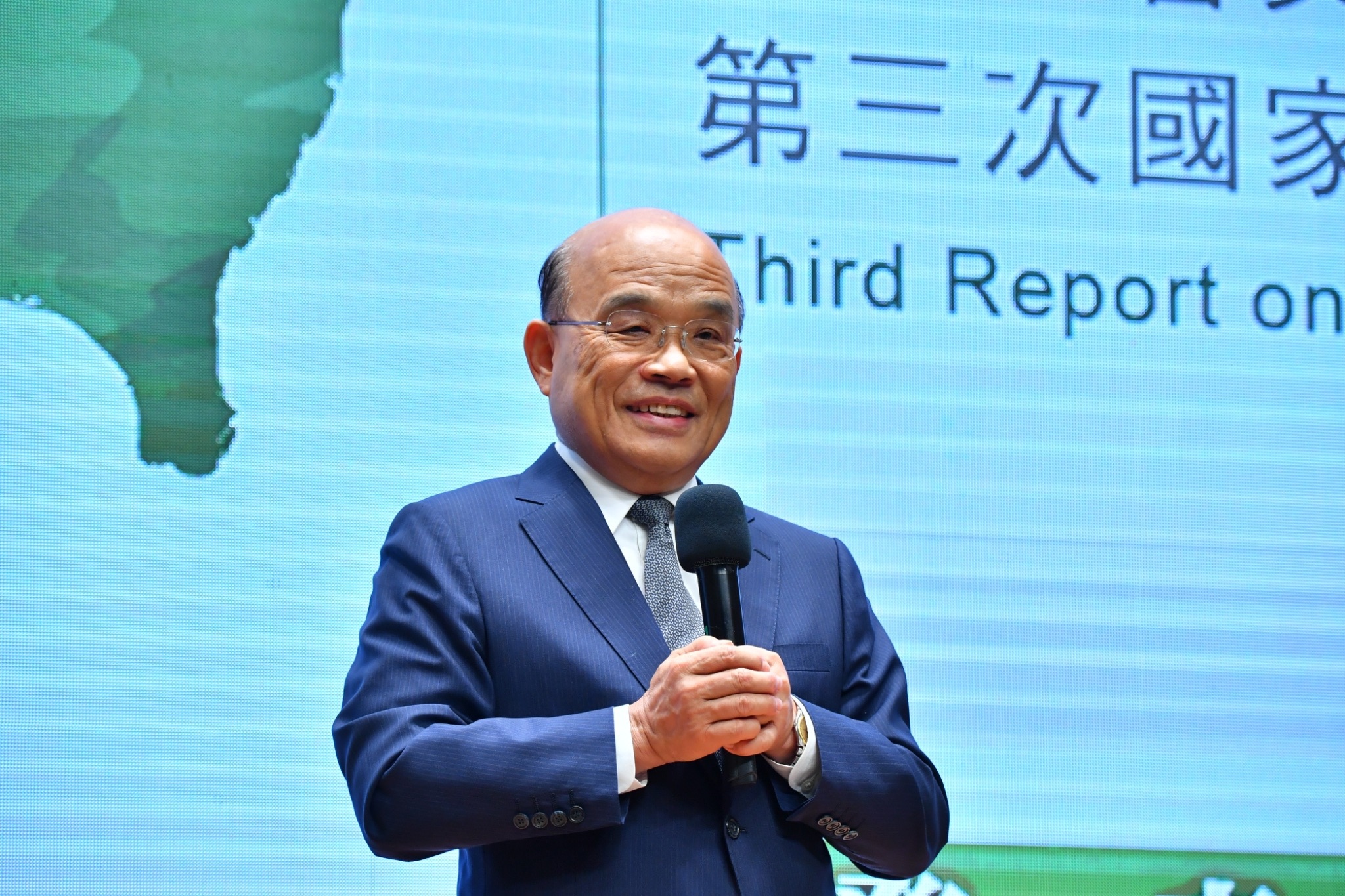 行政院長29日提出人權兩公約第三次國家報告，行政院長蘇貞昌在記者會上細數台灣的人權進展。(行政院提供)