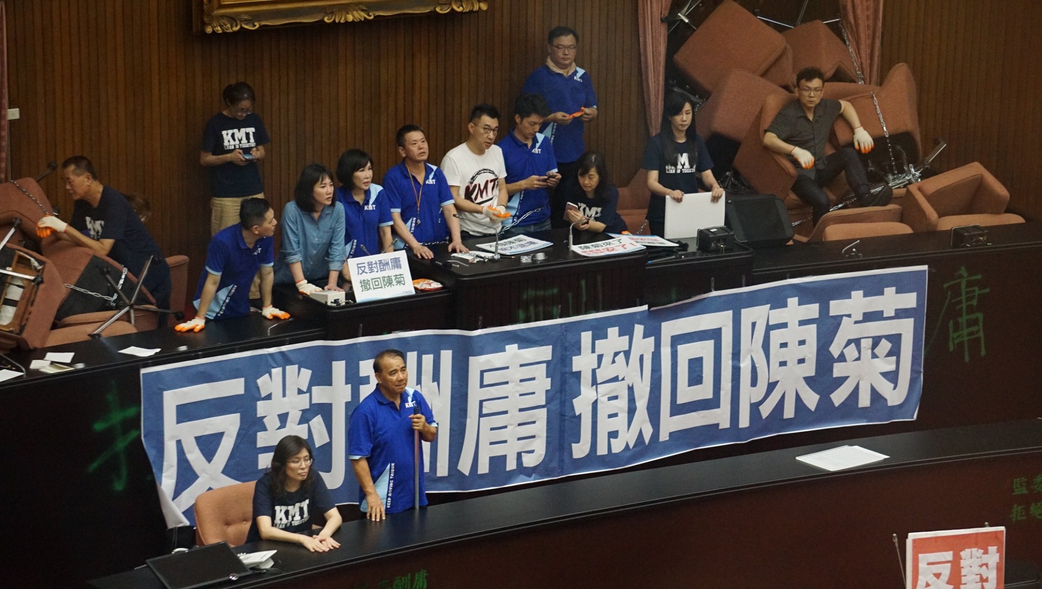 國民黨立法院黨團抗議總統提名陳菊出任監察院長，28日破門占據立院議場，至今抗爭行動還在持續當中。（劉玉秋攝）