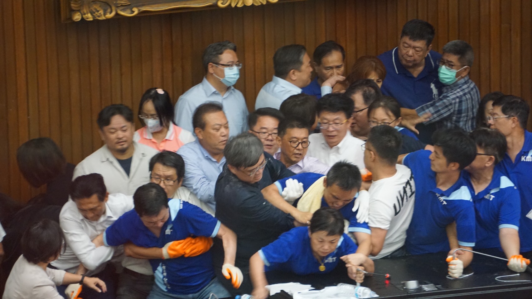 國民黨團力擋監委提名案占據立院主席台，朝野爆發推擠衝突。（劉玉秋攝）
