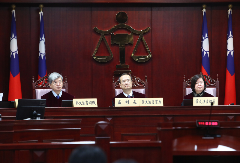 司法院大法官黃虹霞（右）。（圖：中央社）
