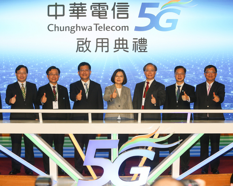 中華電信30日舉行5G啟用典禮，總統蔡英文（中）、交通部長林佳龍（左3）、中華電信董事長謝繼茂（右3）等人出席啟用儀式，宣告台灣進入5G服務世代。(圖：中央社)
