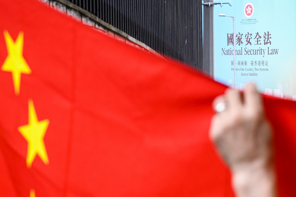 港版國安法自2020年6月30日在香港生效以來，對香港造成多方面的負面影響。圖為2020年香港政府針對「港區國安法」的巨幅宣導標語。 (資料照片／AFP)