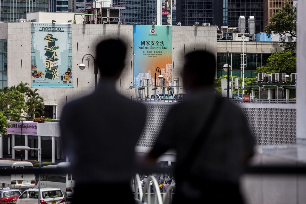 英國「衛報」(The Guardian)報導，中國實施「港區國安法」，允許香港當局若認為國安有受威脅之虞，得以要求企業提供用戶敏感資料。圖為香港政府針對「港區國安法」的巨幅宣導標語。(AFP)