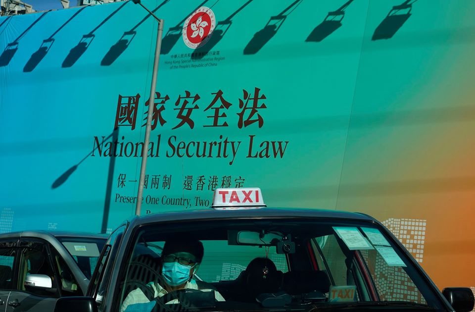 抗議港區國安法，法國中止批准對港引渡條約。圖為香港政府針對「港區國安法」的巨幅宣導標語。(美聯社/達志影像)