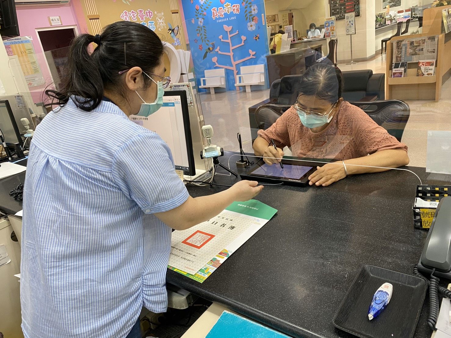 防疫期間，內政部決定若民眾戶籍登記逾期將不裁罰。民眾於申辦戶籍登記示意圖。(台中市政府民政局提供)
