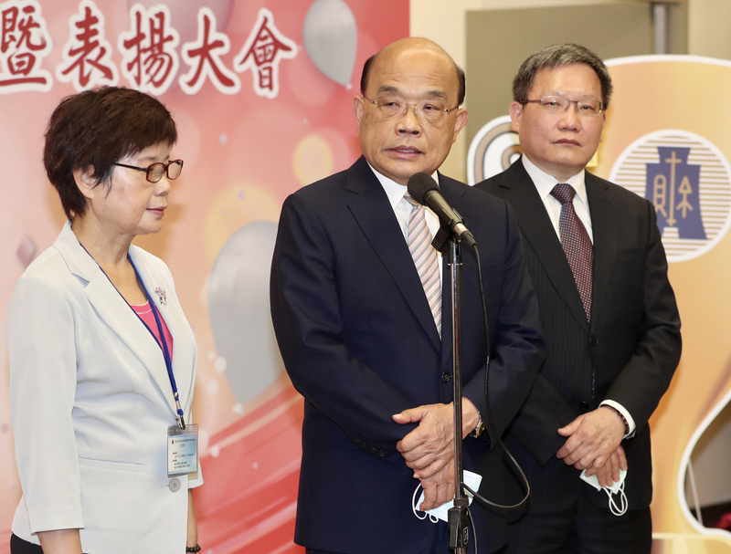 行政院長蘇貞昌（中）1日出席109年稅務節慶祝暨表揚大會時表示，「終於看到中國真面目」，中國承諾的香港50年不變、港人自治完全破功，港區國安法是相當恐怖的立法，呼籲中國不應如此對待香港。(圖:中央社)