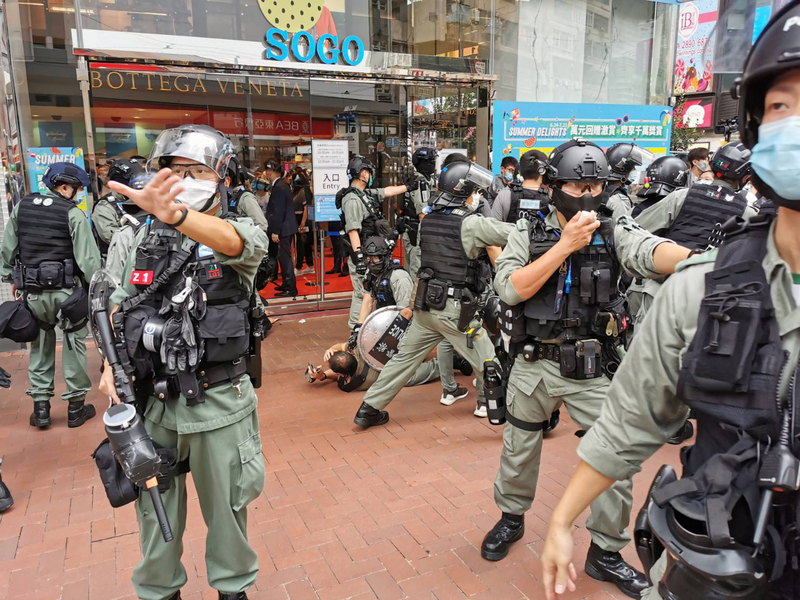 港區國安法6月30日深夜生效，香港警方7月1日在銅鑼灣驅散及逮捕準備參與遊行的示威人士。(圖:中央社)