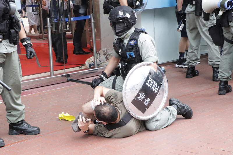 港區國安法6月30日深夜生效，加拿大警告在港公民安全。圖為香港警方7月1日在銅鑼灣驅散及逮捕準備參加遊行的示威人士。(圖：中央社)