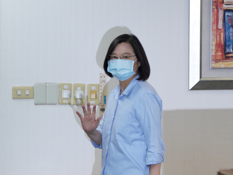 兼任民進黨主席的蔡英文總統1日在民進黨中常會中表示，「港區國安法」對香港人民的人權法治與民主自由，將會帶來根本性的影響，民進黨會與國際社會一起，不斷關注香港情勢的最新發展。(圖：中央社)