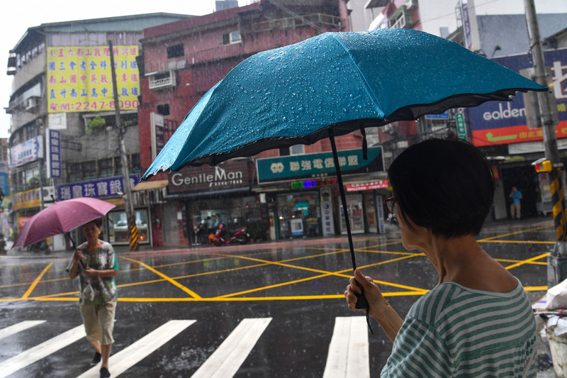中央氣象局表示，因鋒面接近台灣北部海面，對流雲系發展旺盛，今晚新竹至台中地區有局部短暫陣雨，並有局部較大雨勢發生。(圖：中央社)