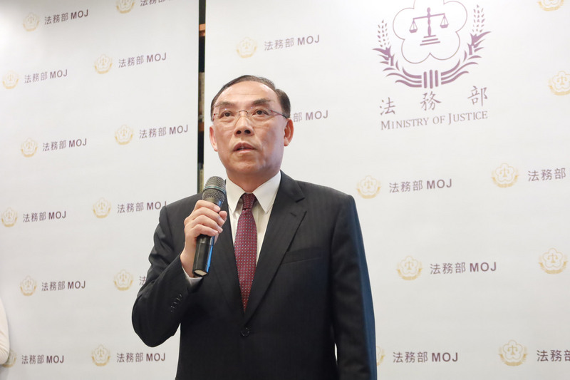 法務部長蔡清祥表示，犯罪手法日新月異，反而偵辦單位綁手綁腳，因此提出科技偵查法，讓執法人員能有有效的偵查工具抑止犯罪。(圖：中央社)