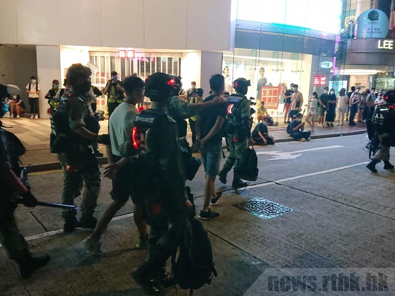 據香港電台報導，截至1日晚上8時，香港警方已經拘捕了300多人，其中9人涉嫌違反港區國安法。(圖：香港電台)