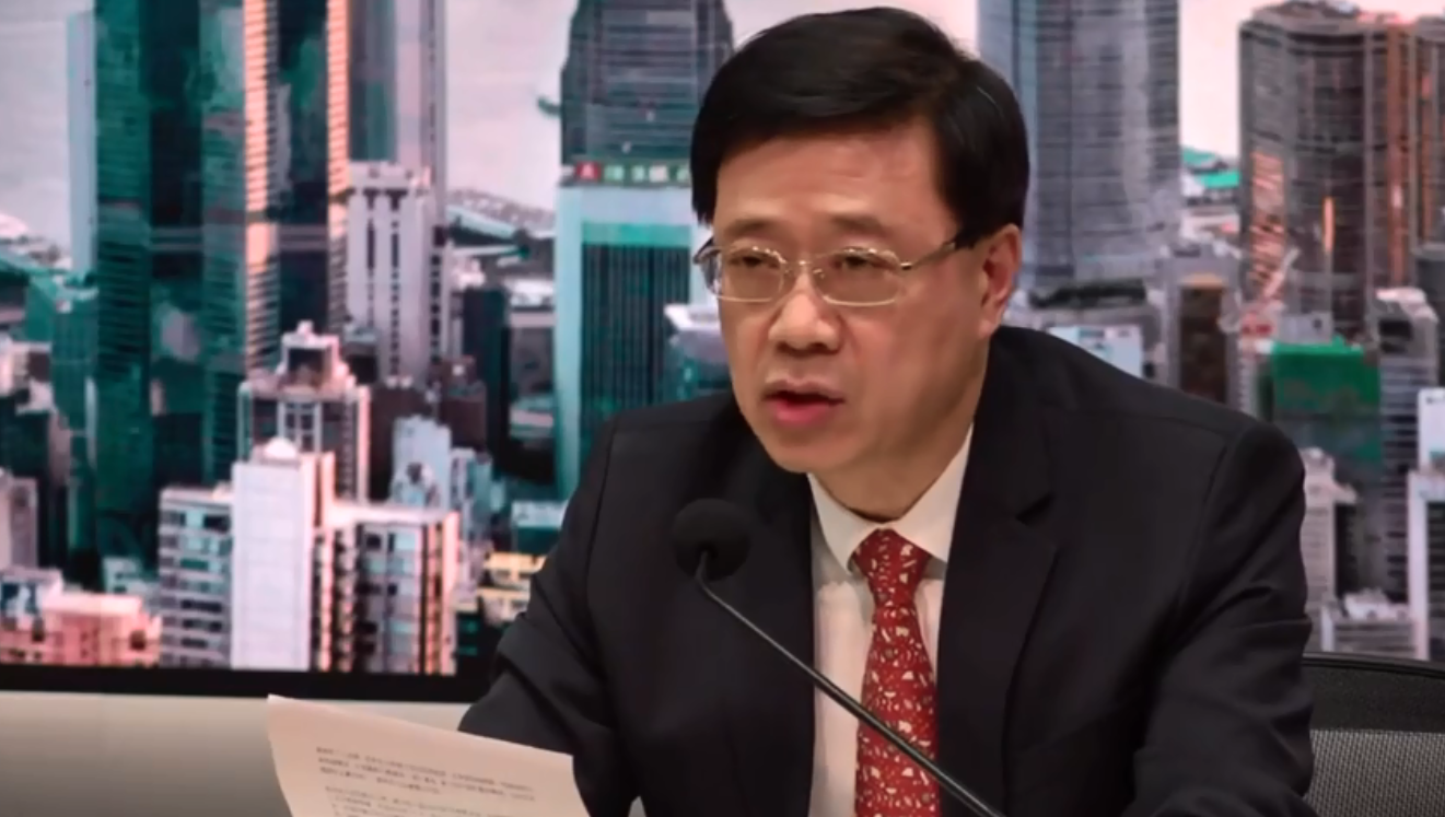 「港區國安法」6月30日晚間11時開始生效。香港保安局長李家超表示，不論涉及何種行為，只要警員合理相信，就可依港區國安法進行拘捕、調查及搜證，有足夠證據就作出檢控。(圖擷取自新唐人電視臺直播畫面)