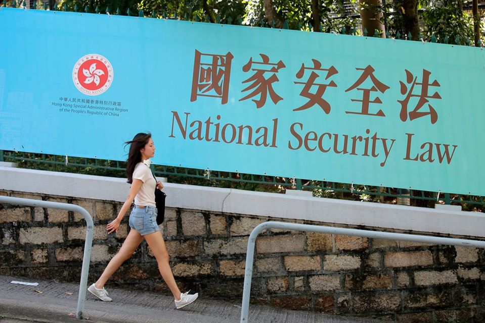 圖為香港政府針對「港區國安法」的巨幅宣導標語。(美聯社/達志影像)