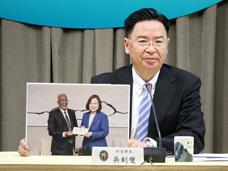 外交部長吳釗燮1日宣布與索馬利蘭互設代表處，他在記者會上展示今年2月來訪的索國外長穆雅辛(Yasin Hagi Mohamoud)晉見蔡英文總統的相片 (央廣記者王照坤 攝)