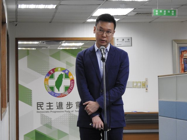 民進黨副秘書長林飛帆對「港區國安法」的施行表達看法。（劉玉秋攝）