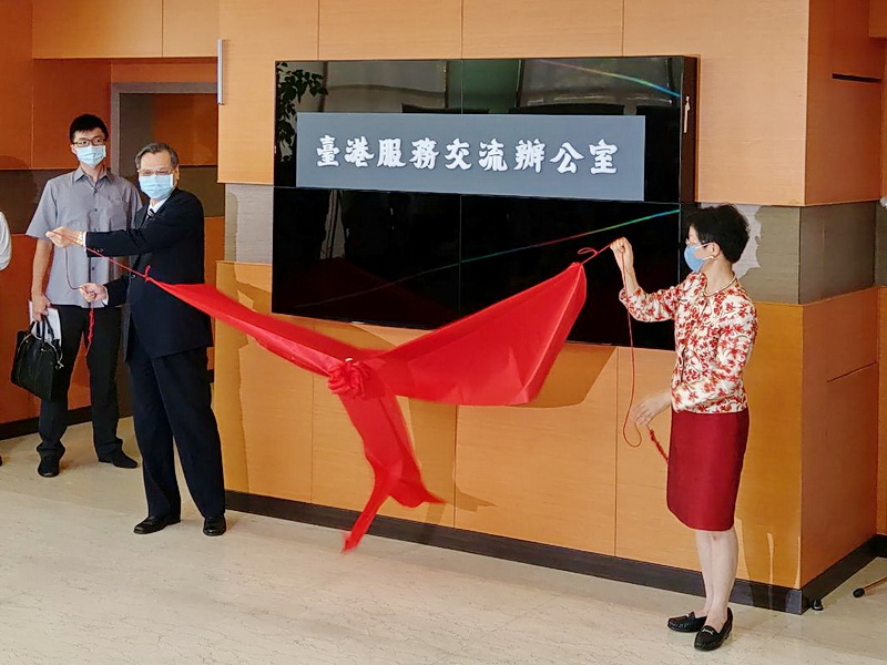 陸委會主委陳明通(左)、台港經濟文化合作策進會董事長張小月(右)攜手揭開紅布，台港服務交流辦公室1日正式營運 (央廣記者王照坤 攝)