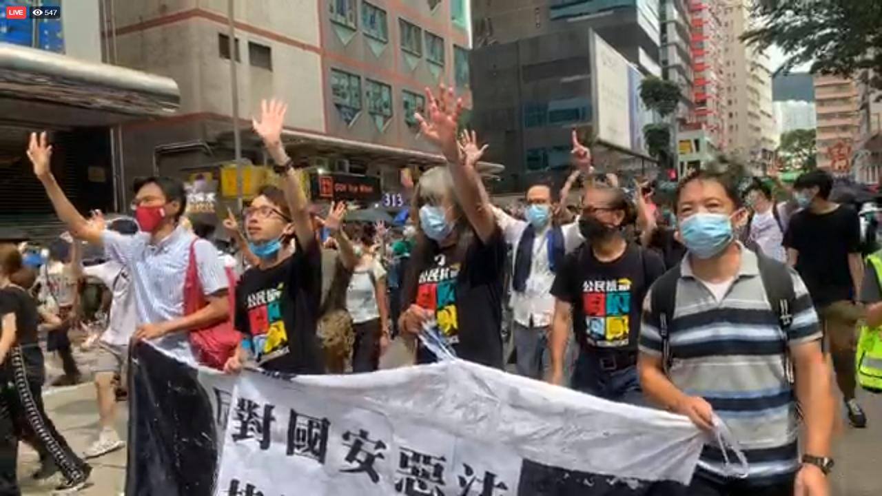 「港區國安法」30日晚上公布生效後，不少香港市民前往銅鑼灣崇光百貨一帶示威遊行，警方數度舉旗警告後，於下午2時許出動水砲車驅散人群。(圖取自民間人權陣線臉書)