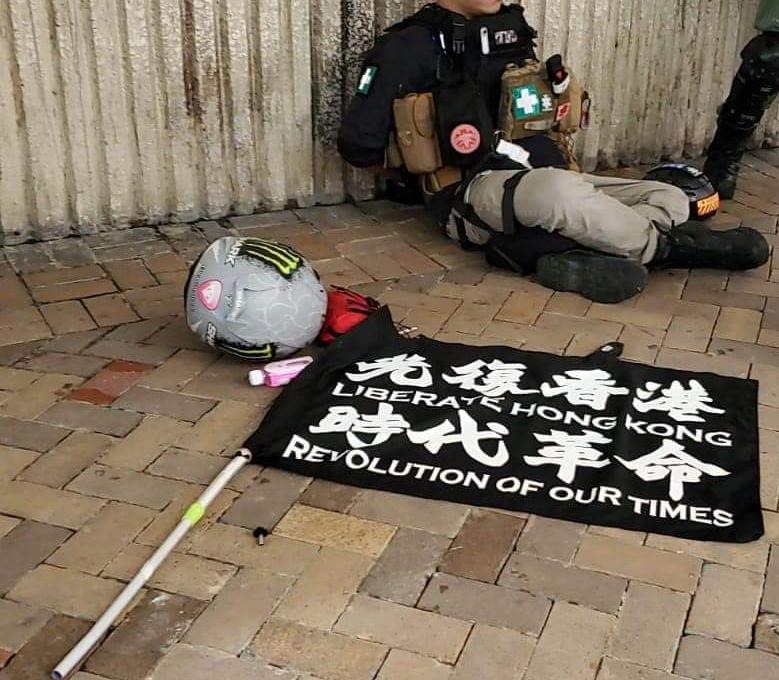 示威者遭防暴警察驅趕後，一些人留在銅鑼灣，一些人則到了灣仔，大都在軒尼斯道或內街分散聚集，不斷高喊「光復香港，時代革命」和「香港獨立，唯一選擇」等口號，也有人高舉「香港獨立」旗幟。(圖：香港電台)