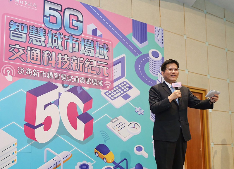 交通部長林佳龍2日出席「5G智慧城市場域交通科技新紀元」研討會後，接受媒體聯訪時明確表示，因應國際疫情可能延長到年底，因此交通部規劃的紓困3.0，將針對出入境旅行社、都會型的國際觀光飯店、還有導遊跟領隊，以及在機場受到影響的服務業，補貼7、8、9月的員工薪資。（交通部提供）