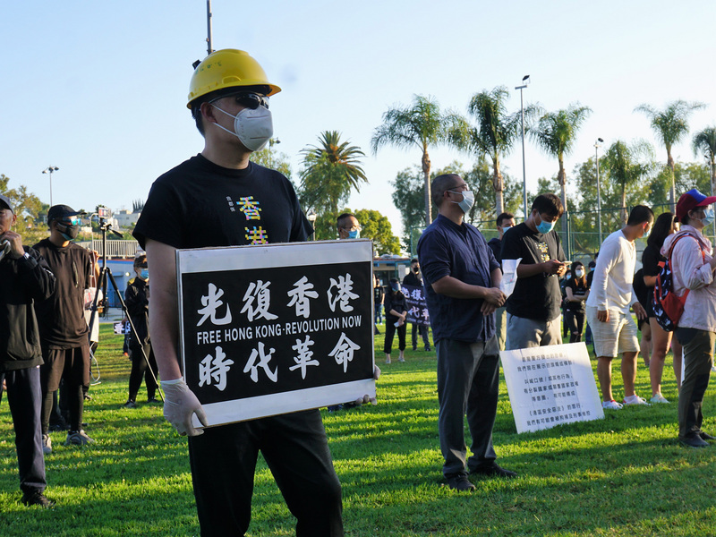 上百名在美香港人1日在洛杉磯郊區的公園集會，抗議中國通過港區國安法、終結一國兩制。(圖：中央社)