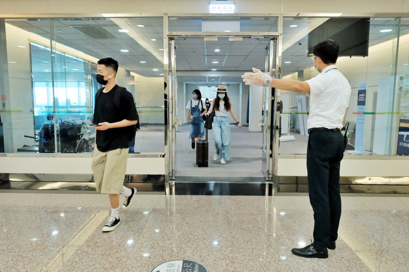 中央流行疫情指揮中心19日宣布，即日起，高級中等以下學校的境外生可申請返台，所謂的境外生也包含陸港澳籍學生，且學生的父母也可陪同返國。(圖：中央社)