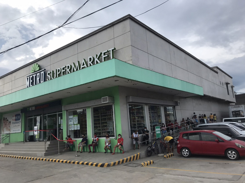 菲律賓中部大城宿霧市武漢肺炎疫情持續延燒，圖為民眾6月25日排隊等待進超市採購民生必需品。（台商Steven提供）