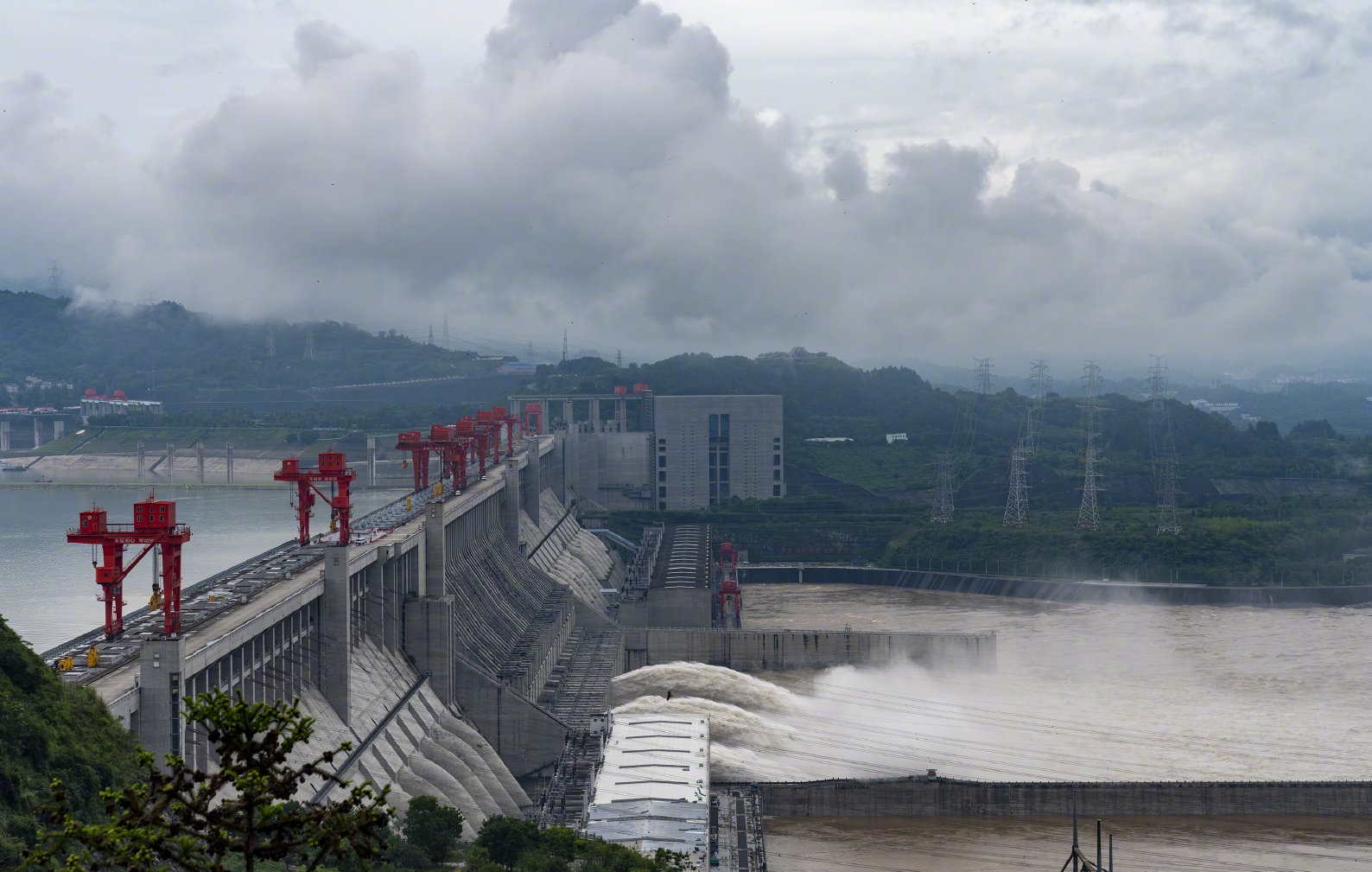 中國水利部3日公告，太湖、長江已發生1號洪水，三峽水庫水位在2日下午2時漲至 146.97公尺，入庫流量每秒5萬3,000立方公尺，已接近洪峰。預計汛期後期還有強降雨，防汛形勢嚴峻。(圖/微博)