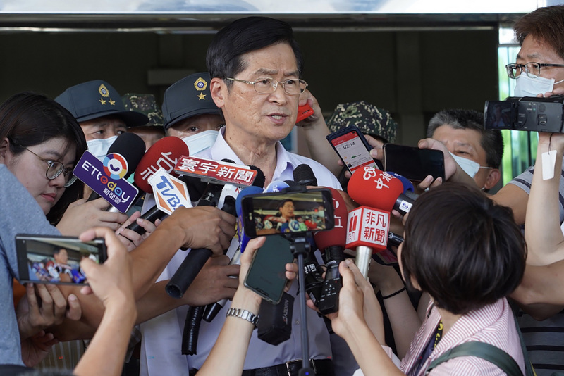 海軍陸戰隊3日膠舟操演時翻覆，造成7人落海，3人救起後命危。國防部長嚴德發下午赴醫院探視傷者並表示，蔡英文總統指示全力搶救傷患，並確保未來演習安全。(圖：中央社)