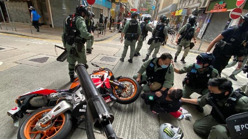 香港出現首宗依港區維護國家安全法提訴的官司，一名涉案男子被控煽動他人分裂國家罪及恐怖活動罪。(圖：商業電台)