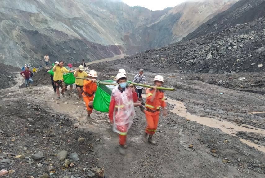 緬甸北部一座玉石礦場2日發生山崩災難，造成多人死亡。(圖：取自緬甸消防隊臉書)