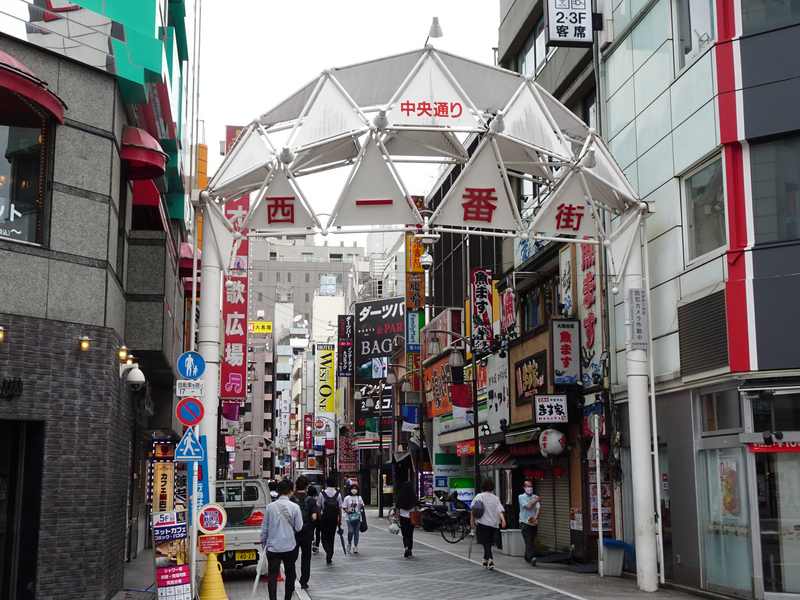 東京疫情升溫，平均單日新增病例超越緊急事態。圖為東京池袋商圈。 (圖:中央社)