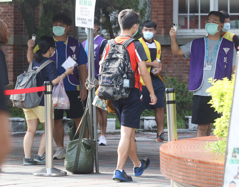 大學指考4日舉行第2天考試，為配合防疫相關措施，考生進入考場須配戴口罩，並量測體溫。(圖:中央社)
