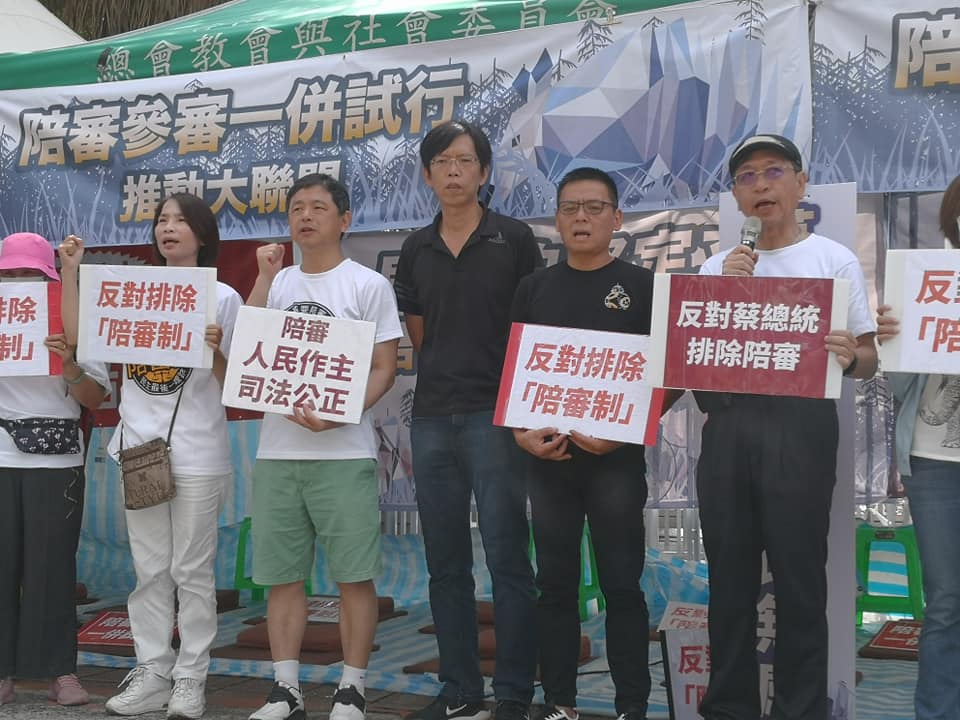 為抗議立院臨時會將處理國民參與刑事審判法草案，陪審參審一併試行推動大聯盟持續在立院外靜坐，冤案當事人徐自強、蘇建和也到場聲援。（劉玉秋攝）