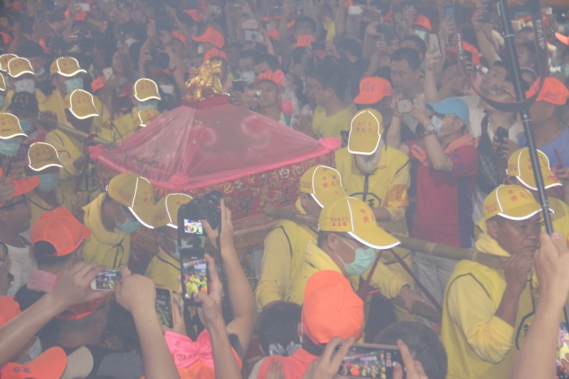 苗栗縣通霄鎮白沙屯拱天宮媽祖徒步往北港朝天宮進香，5日凌晨2時15分起駕出發，數萬名信眾乘著夜色、緊跟著有「粉紅超跑」之稱的媽祖鑾轎前行。