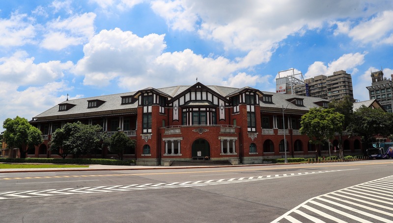 台灣博物館鐵道部園區6日將舉行開幕典禮，7日起正式對外營運，讓鐵道迷終於能一窺由台北市忠孝西路、塔城街、市民大道、延平北路所圍起，面積約1.7公傾的日治時期台灣總督府交通局鐵道部真面目。