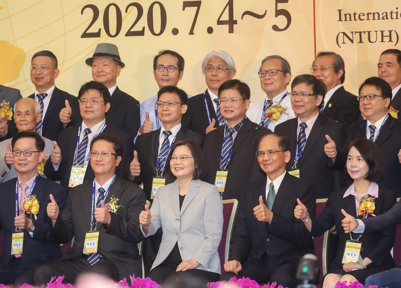 第12屆台北國際中醫藥學術論壇大會開幕式5日在台大國際會議中心舉行，總統蔡英文（前中）、立法院長游錫堃（前右2）出席與會，感謝中醫師對防疫的貢獻。中央社記者裴禛攝　109年7月5日