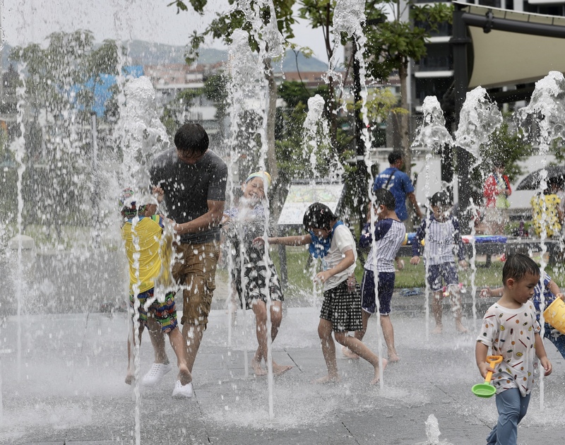 中央氣象局表示，各地6日高溫逾33度， 水氣增加，午後雷雨範圍增大。圖為許小朋友玩水消暑。(資料照片/中央社)