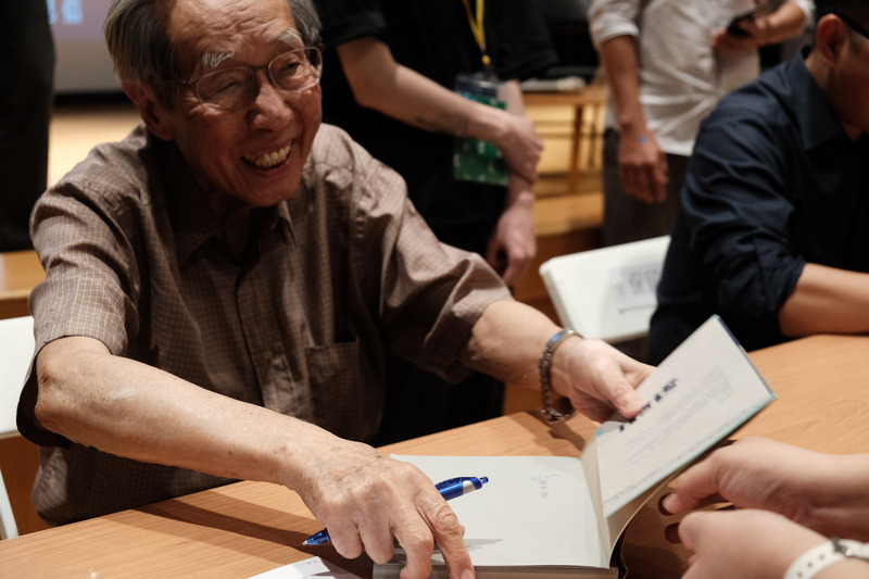 白色恐怖受難者蔡焜霖一生以推動人權、教育為志業，為發揚其精神，民間團體特別赴蔡焜霖故鄉台中清水舉辦人權教育論壇，傳承其精神。圖為蔡焜霖出席漫畫「來自清水的孩子」新書分享會。資料畫面。(慢工文化提供/中央)