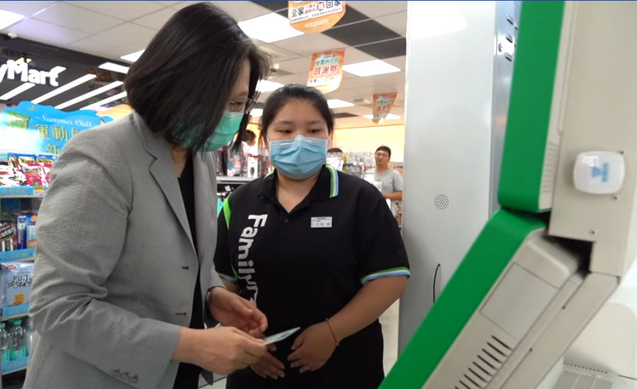 蔡英文總統5日在行程空檔，到超商預訂三倍券。(翻攝自總統臉書)