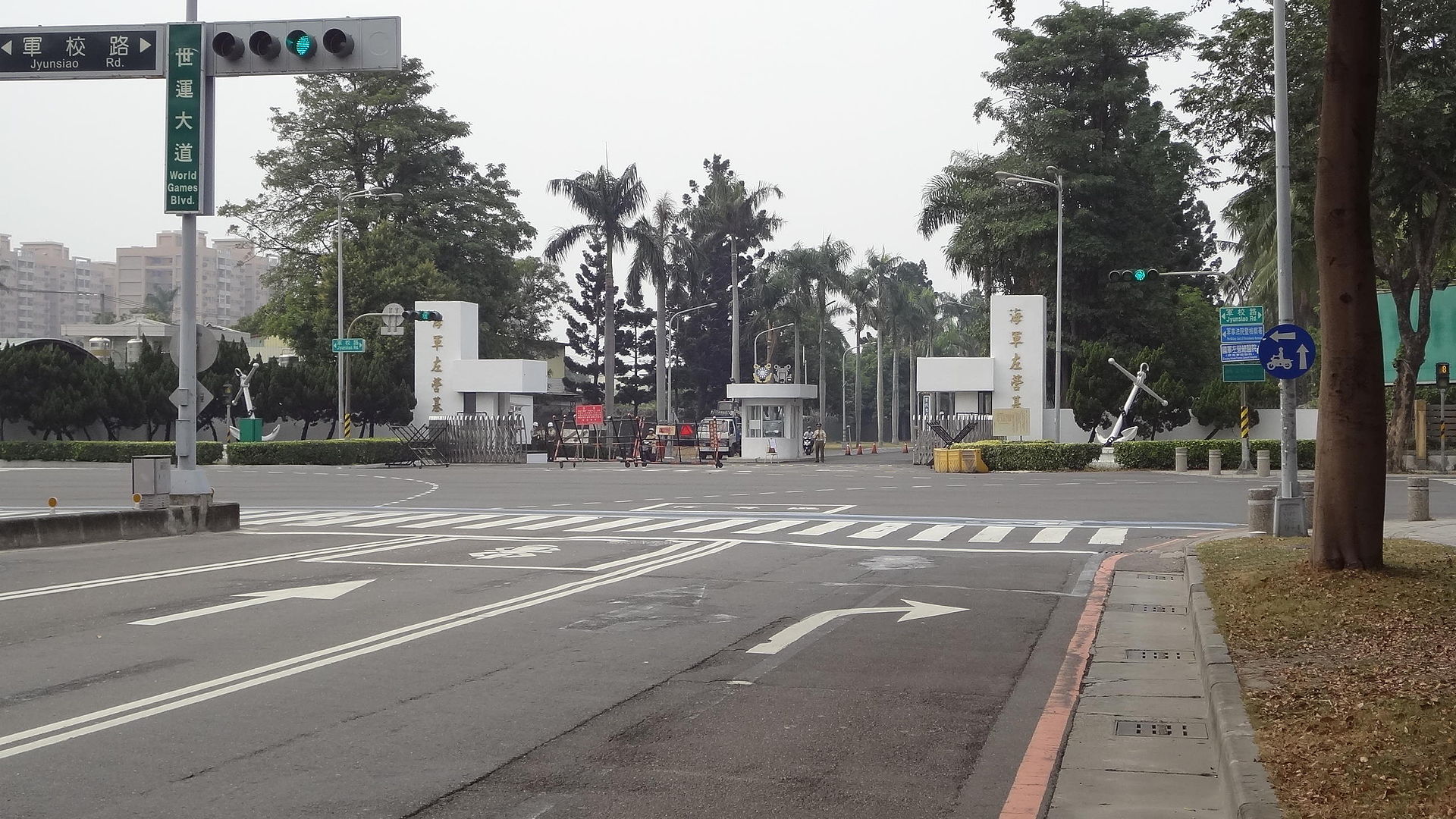 左營海軍基地的海軍教育訓練暨準則發展指揮部今天(5日)傳出意外，指揮部楊姓少校被同袍發現在部隊寢室上吊，送醫不治，憲兵據報會同警方鑑識人員採證，並報請檢察官相驗調查死因。(圖取自維基)