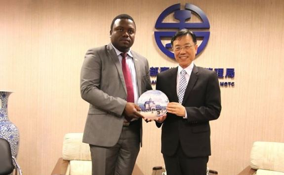 非洲史瓦帝尼王國(eSwatini)政府4日宣布，由於公共工程暨運輸部長恩端兌(Ndlaluhlaza Ndwandwe)確診感染俗稱武漢肺炎的2019年冠狀病毒疾病(COVID-19)，內閣20位成員全部奉令隔離，居家辦公。(圖為恩端兌去年來台訪問台鐵時留下的合照/取自fun台鐵)