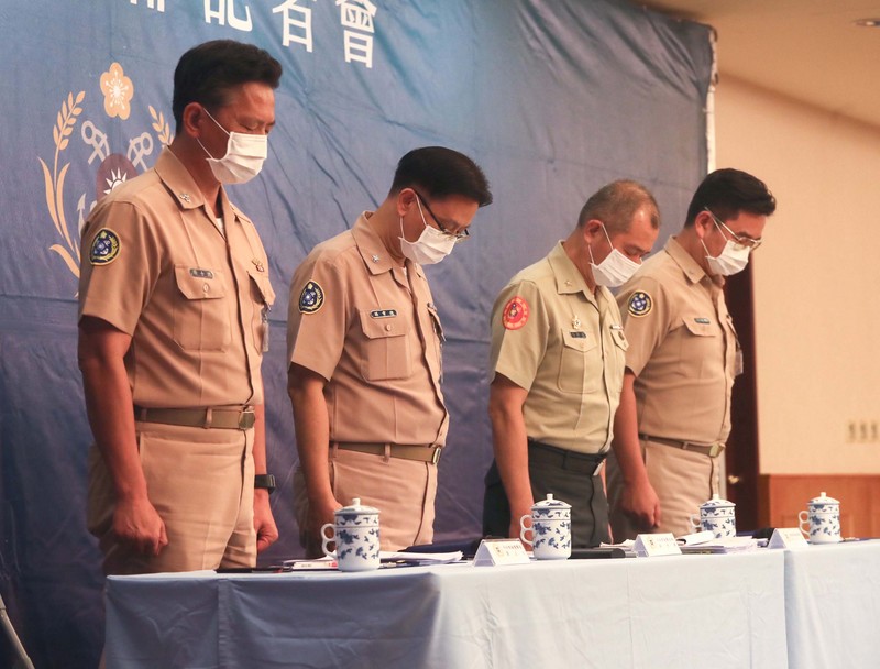 海軍司令部6日下午召開「聯合登陸作戰操演意外事件調查說明」臨時記者會，海軍司令部政戰主任孫常德(左2)等人出席，並在記者會開始前為殉職官兵默哀1分鐘。(圖：中央社)