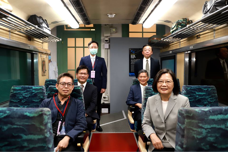 :蔡英文總統(右前)參觀台博館鐵道部園區，體驗搭乘台灣第一代莒光號車廂的感覺。(文化部提供)