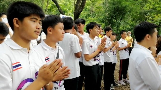 泰國睡美人洞穴救援事件發生至今2週年，12名足球隊員和教練6日齊聚一堂，感念各界參與救援的人士以及當年殉職的退伍士官長沙曼。(圖取自推特)