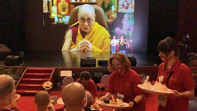 西藏精神領袖達賴喇嘛5日在印度達蘭薩拉，向為他慶賀85歲生日的1千多名台灣佛教徒視訊弘法。(夏小華 攝/自由亞洲電台)