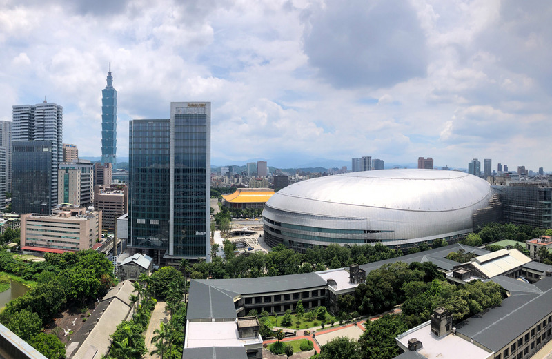 大巨蛋工地傳出鋼筋掉落，北市府要求停工。圖為施工中的台北大巨蛋與台北101大樓。